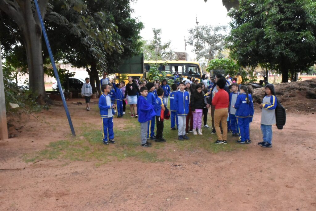 Na semana do meio ambiente, alunos da rede municipal de ensino de Iguatemi visitam a cooperativa de resíduos sólidos e o viveiro de mudas do município Na semana do meio ambiente, alunos da rede municipal de ensino de Iguatemi visitam a cooperativa de resíduos sólidos e o viveiro de mudas do município