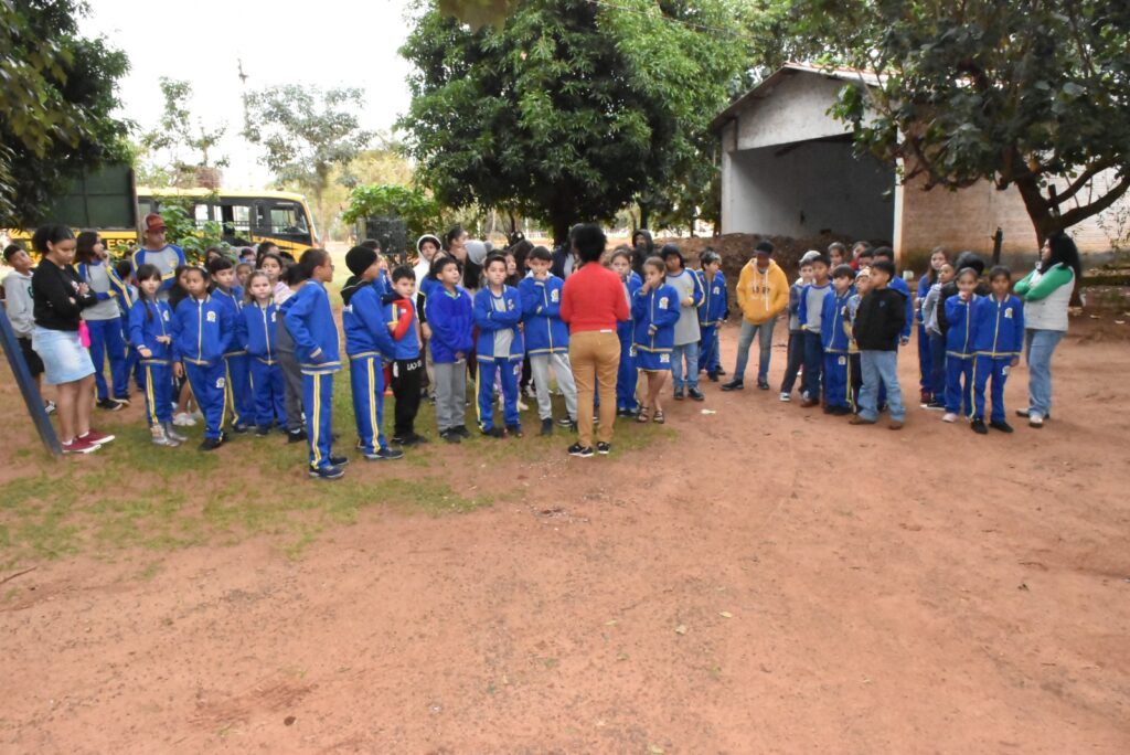 Na semana do meio ambiente, alunos da rede municipal de ensino de Iguatemi visitam a cooperativa de resíduos sólidos e o viveiro de mudas do município Na semana do meio ambiente, alunos da rede municipal de ensino de Iguatemi visitam a cooperativa de resíduos sólidos e o viveiro de mudas do município