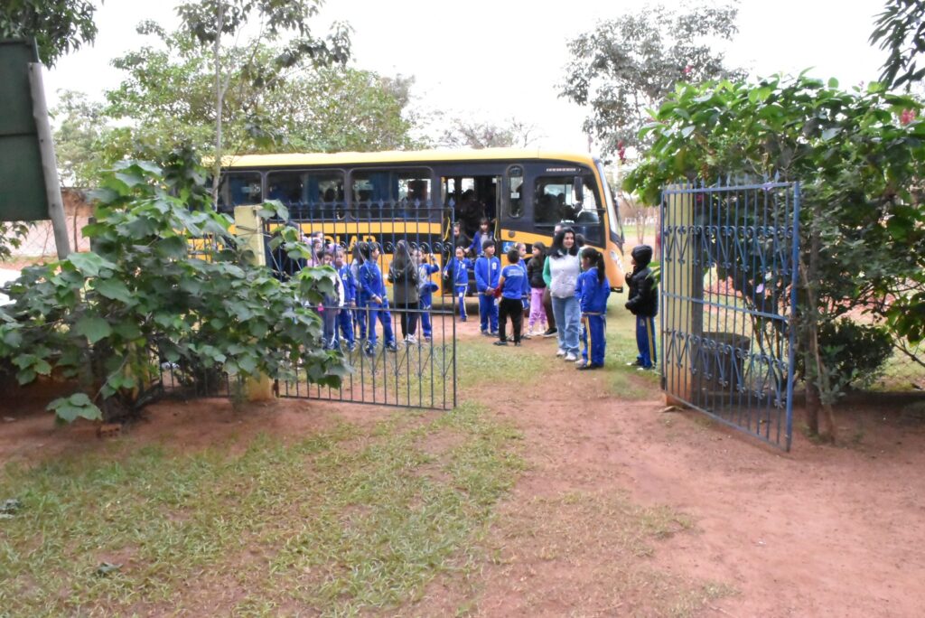 Na semana do meio ambiente, alunos da rede municipal de ensino de Iguatemi visitam a cooperativa de resíduos sólidos e o viveiro de mudas do município Na semana do meio ambiente, alunos da rede municipal de ensino de Iguatemi visitam a cooperativa de resíduos sólidos e o viveiro de mudas do município