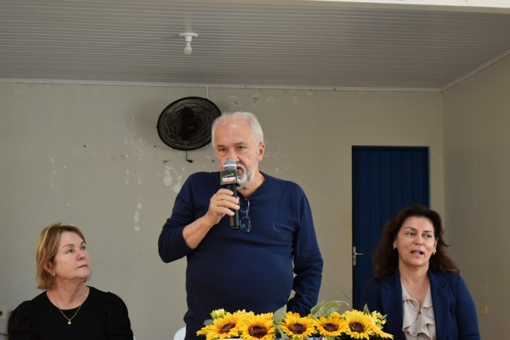Prefeitura de Iguatemi, entidades e vereadores, em ato oficial, assinam os recursos das emendas impositivas Prefeitura de Iguatemi, entidades e vereadores, em ato oficial, assinam os recursos das emendas impositivas