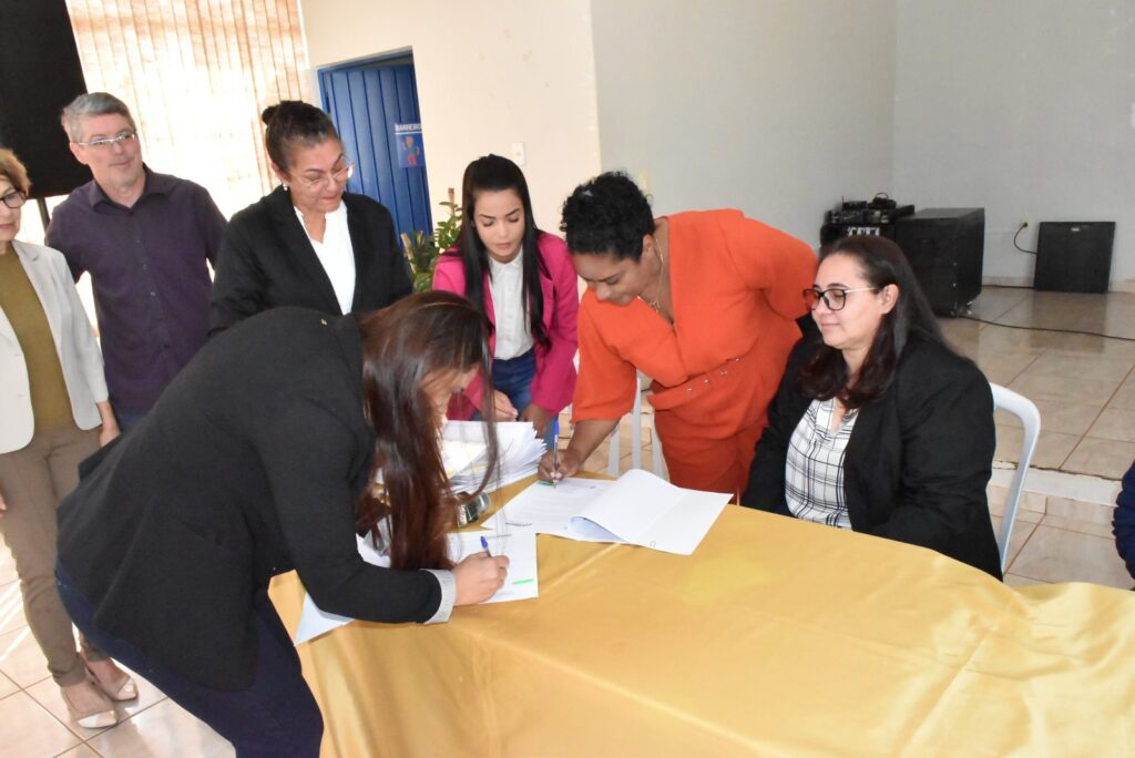 Prefeitura de Iguatemi, entidades e vereadores, em ato oficial, assinam os recursos das emendas impositivas Prefeitura de Iguatemi, entidades e vereadores, em ato oficial, assinam os recursos das emendas impositivas