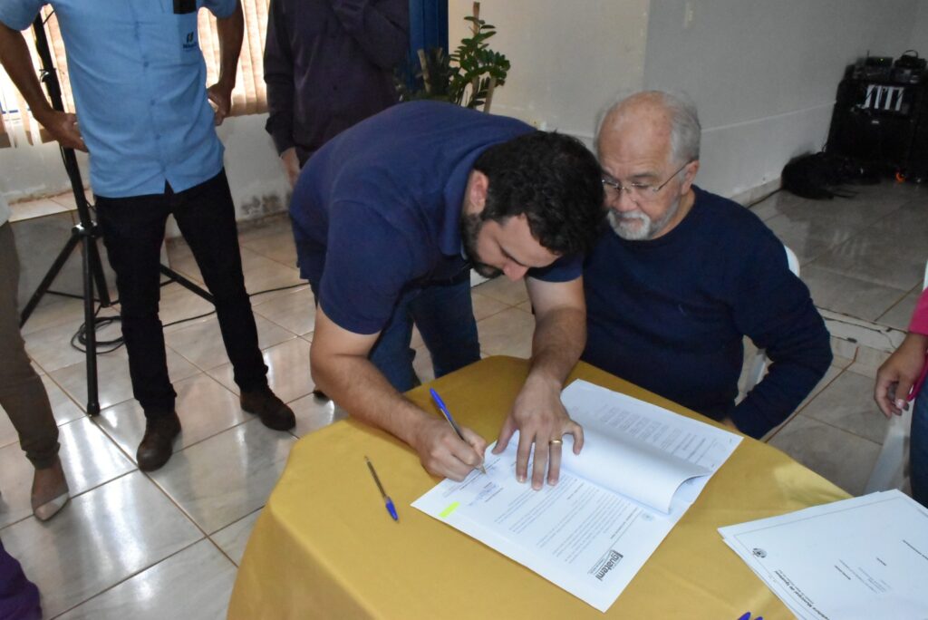Prefeitura de Iguatemi, entidades e vereadores, em ato oficial, assinam os recursos das emendas impositivas Prefeitura de Iguatemi, entidades e vereadores, em ato oficial, assinam os recursos das emendas impositivas