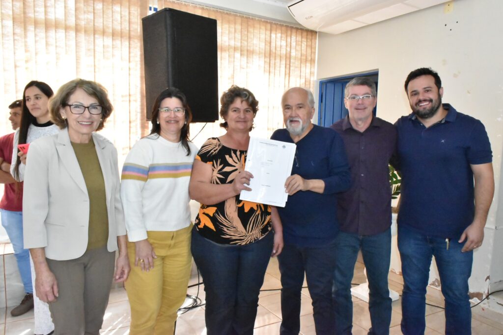 Prefeitura de Iguatemi, entidades e vereadores, em ato oficial, assinam os recursos das emendas impositivas Prefeitura de Iguatemi, entidades e vereadores, em ato oficial, assinam os recursos das emendas impositivas