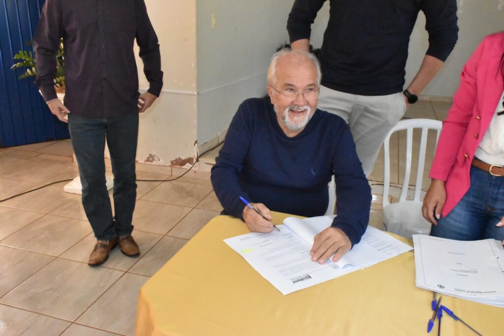 Prefeitura de Iguatemi, entidades e vereadores, em ato oficial, assinam os recursos das emendas impositivas Prefeitura de Iguatemi, entidades e vereadores, em ato oficial, assinam os recursos das emendas impositivas
