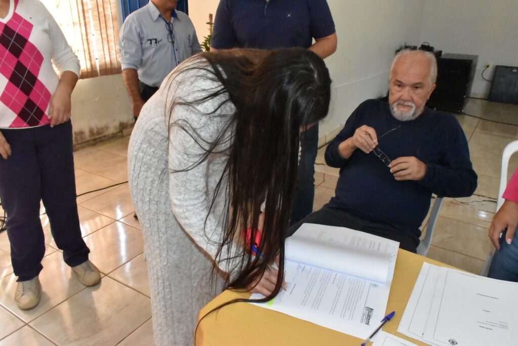 Prefeitura de Iguatemi, entidades e vereadores, em ato oficial, assinam os recursos das emendas impositivas Prefeitura de Iguatemi, entidades e vereadores, em ato oficial, assinam os recursos das emendas impositivas