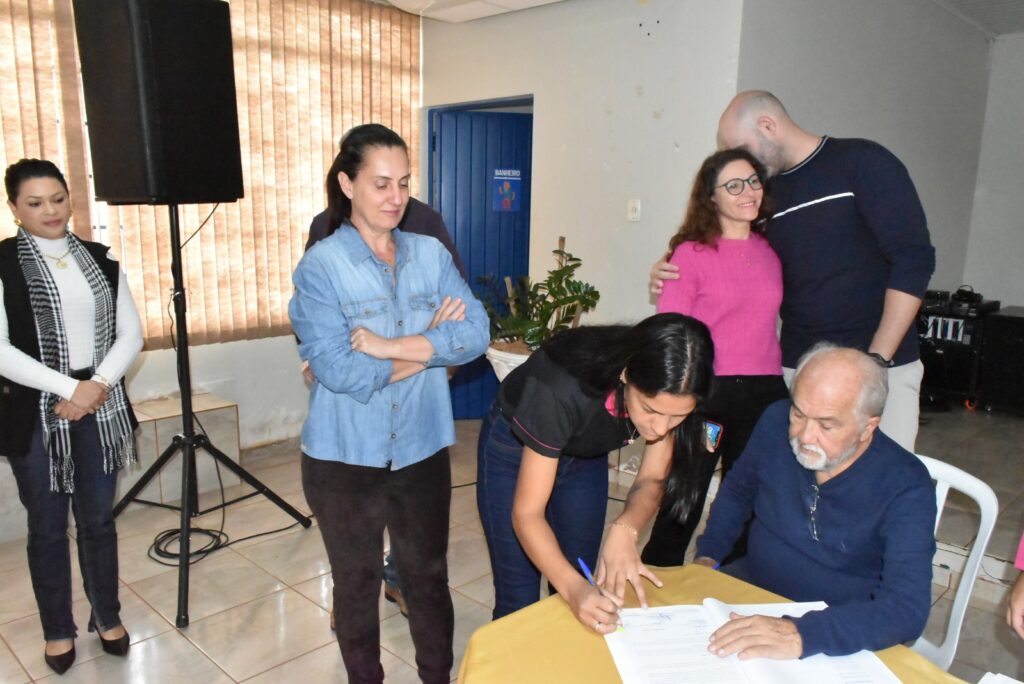 Prefeitura de Iguatemi, entidades e vereadores, em ato oficial, assinam os recursos das emendas impositivas Prefeitura de Iguatemi, entidades e vereadores, em ato oficial, assinam os recursos das emendas impositivas