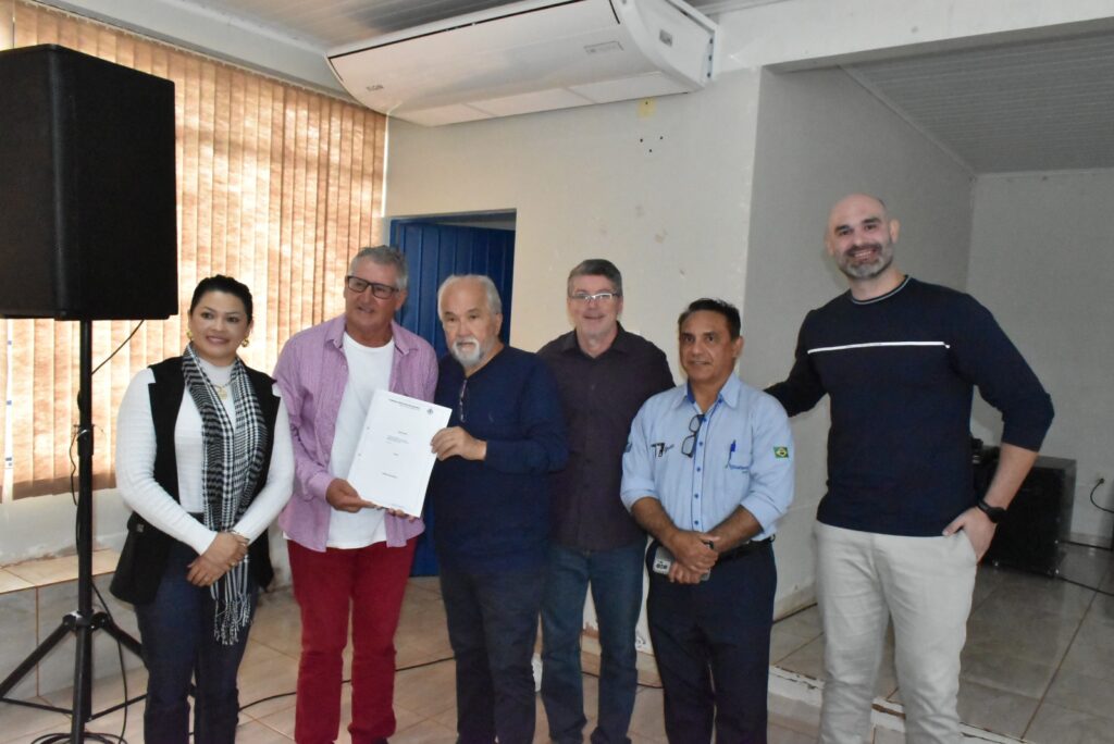 Prefeitura de Iguatemi, entidades e vereadores, em ato oficial, assinam os recursos das emendas impositivas Prefeitura de Iguatemi, entidades e vereadores, em ato oficial, assinam os recursos das emendas impositivas