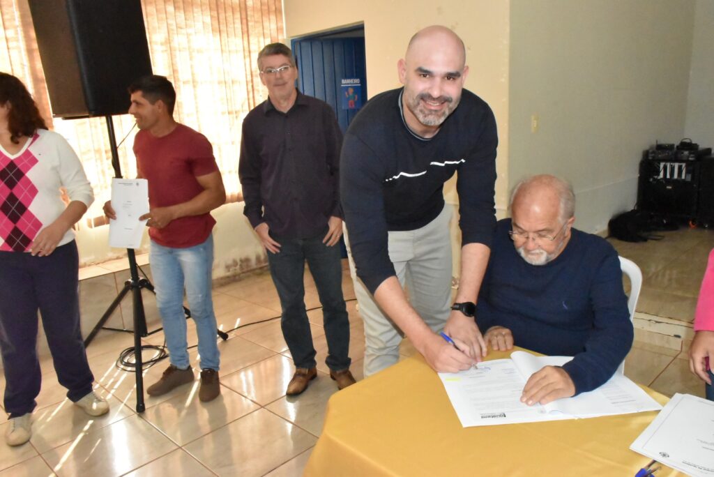 Prefeitura de Iguatemi, entidades e vereadores, em ato oficial, assinam os recursos das emendas impositivas Prefeitura de Iguatemi, entidades e vereadores, em ato oficial, assinam os recursos das emendas impositivas