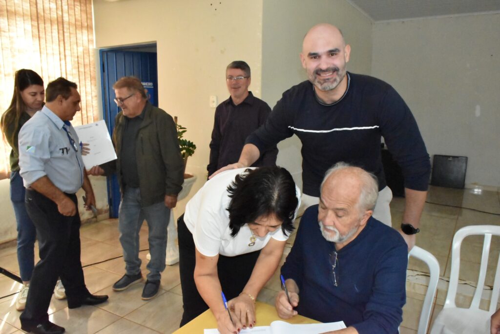 Prefeitura de Iguatemi, entidades e vereadores, em ato oficial, assinam os recursos das emendas impositivas Prefeitura de Iguatemi, entidades e vereadores, em ato oficial, assinam os recursos das emendas impositivas