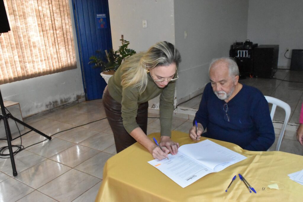 Prefeitura de Iguatemi, entidades e vereadores, em ato oficial, assinam os recursos das emendas impositivas Prefeitura de Iguatemi, entidades e vereadores, em ato oficial, assinam os recursos das emendas impositivas
