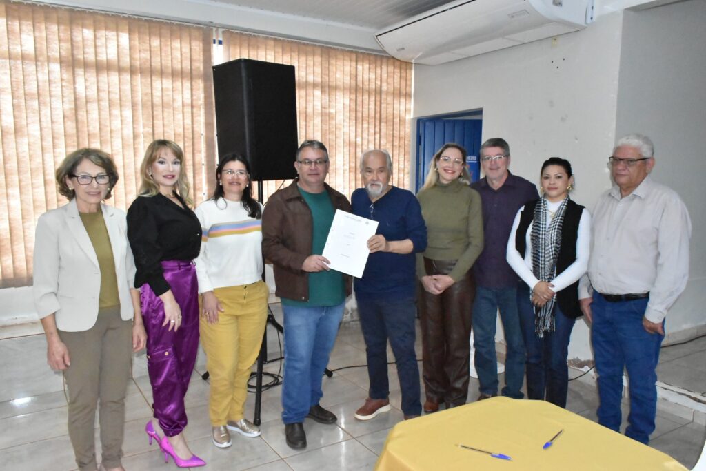 Prefeitura de Iguatemi, entidades e vereadores, em ato oficial, assinam os recursos das emendas impositivas Prefeitura de Iguatemi, entidades e vereadores, em ato oficial, assinam os recursos das emendas impositivas