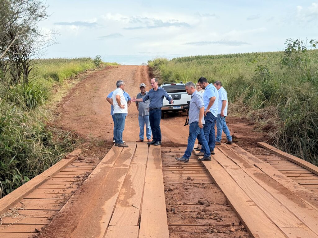 Amambai e Juti avançam em parceria para manutenção de estradas rurais Amambai e Juti avançam em parceria para manutenção de estradas rurais