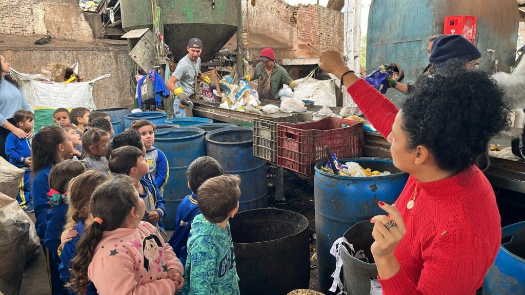 Iguatemi: Alunos da Escola Marcílio Augusto Pinto participam de gincana de conscientização em prol do meio ambiente Iguatemi: Alunos da Escola Marcílio Augusto Pinto participam de gincana de conscientização em prol do meio ambiente