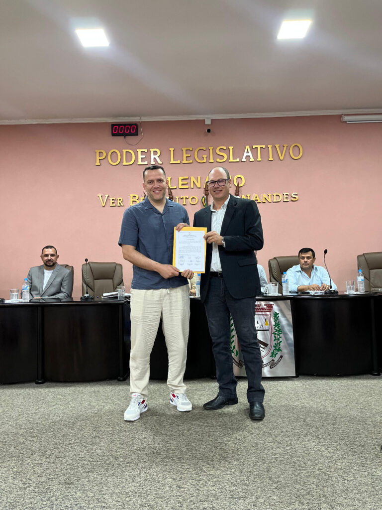 Orgulho de Coronel Sapucaia: Câmara entrega Moção de Aplausos a Carlos Magno Fernandes Filho, o “Carlinhos”, destaque internacional como treinador de futebol na Arábia Saudita Orgulho de Coronel Sapucaia: Câmara entrega Moção de Aplausos a Carlos Magno Fernandes Filho, o “Carlinhos”, destaque internacional como treinador de futebol na Arábia Saudita