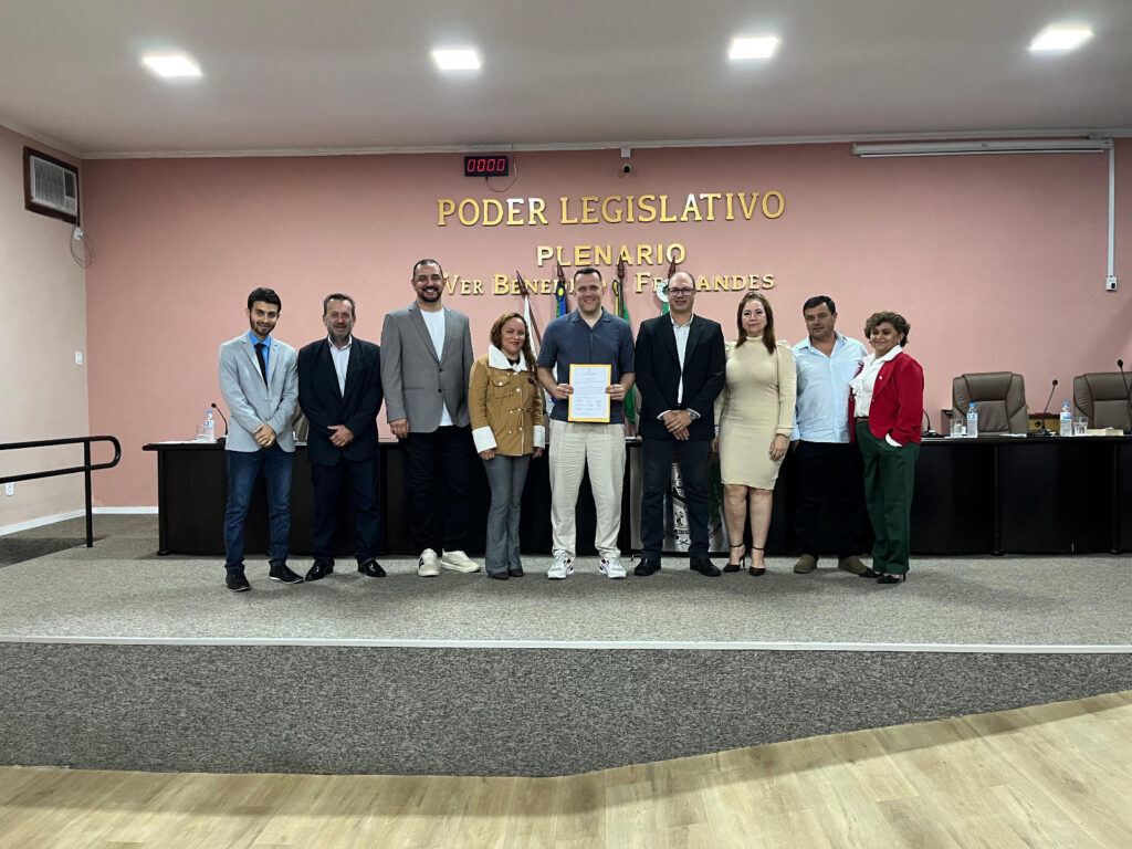 Orgulho de Coronel Sapucaia: Câmara entrega Moção de Aplausos a Carlos Magno Fernandes Filho, o “Carlinhos”, destaque internacional como treinador de futebol na Arábia Saudita Orgulho de Coronel Sapucaia: Câmara entrega Moção de Aplausos a Carlos Magno Fernandes Filho, o “Carlinhos”, destaque internacional como treinador de futebol na Arábia Saudita