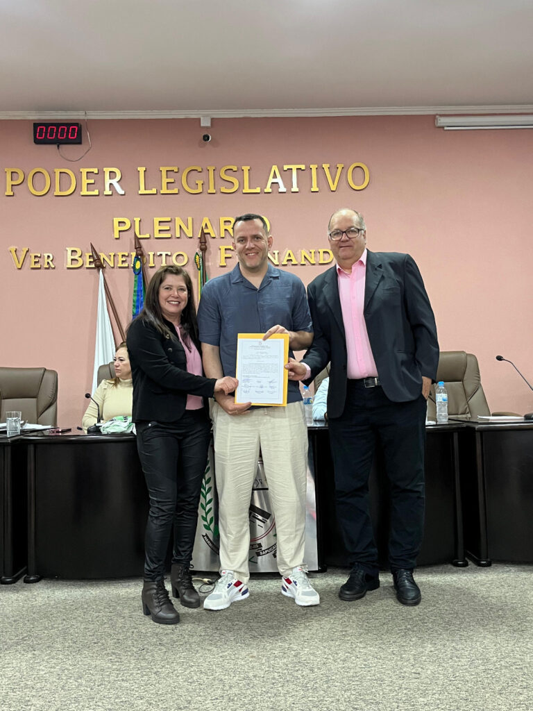 Orgulho de Coronel Sapucaia: Câmara entrega Moção de Aplausos a Carlos Magno Fernandes Filho, o “Carlinhos”, destaque internacional como treinador de futebol na Arábia Saudita Orgulho de Coronel Sapucaia: Câmara entrega Moção de Aplausos a Carlos Magno Fernandes Filho, o “Carlinhos”, destaque internacional como treinador de futebol na Arábia Saudita