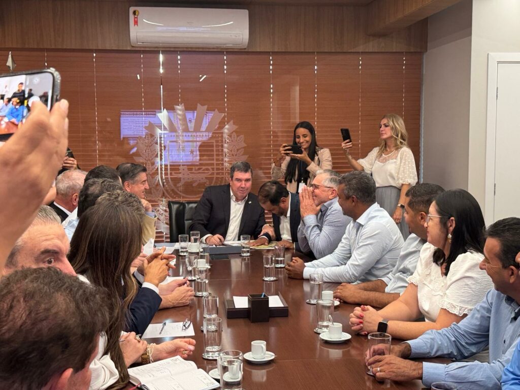 Prefeito Hélio Acosta, vice Alfredo e vereadores viabilizam R$ 13 milhões de investimentos do Governo do Estado para Paranhos Prefeito Hélio Acosta, vice Alfredo e vereadores viabilizam R$ 13 milhões de investimentos do Governo do Estado para Paranhos