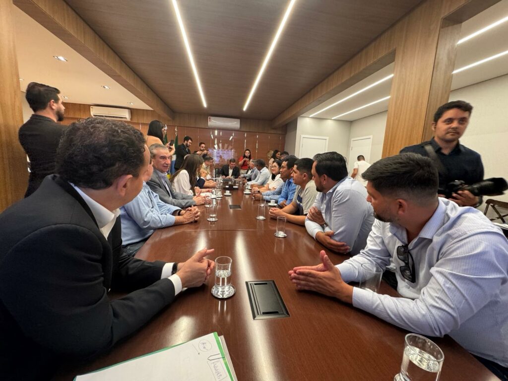 Prefeito Hélio Acosta, vice Alfredo e vereadores viabilizam R$ 13 milhões de investimentos do Governo do Estado para Paranhos Prefeito Hélio Acosta, vice Alfredo e vereadores viabilizam R$ 13 milhões de investimentos do Governo do Estado para Paranhos