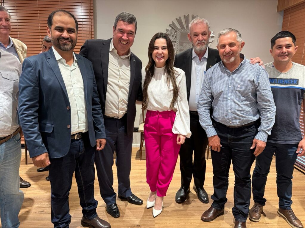 Prefeito Hélio Acosta, vice Alfredo e vereadores viabilizam R$ 13 milhões de investimentos do Governo do Estado para Paranhos Prefeito Hélio Acosta, vice Alfredo e vereadores viabilizam R$ 13 milhões de investimentos do Governo do Estado para Paranhos