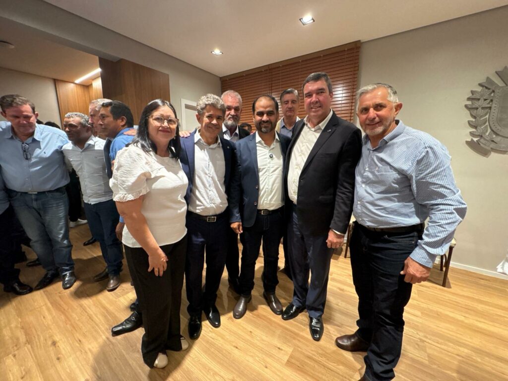 Prefeito Hélio Acosta, vice Alfredo e vereadores viabilizam R$ 13 milhões de investimentos do Governo do Estado para Paranhos Prefeito Hélio Acosta, vice Alfredo e vereadores viabilizam R$ 13 milhões de investimentos do Governo do Estado para Paranhos