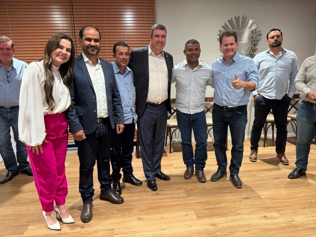 Prefeito Hélio Acosta, vice Alfredo e vereadores viabilizam R$ 13 milhões de investimentos do Governo do Estado para Paranhos Prefeito Hélio Acosta, vice Alfredo e vereadores viabilizam R$ 13 milhões de investimentos do Governo do Estado para Paranhos