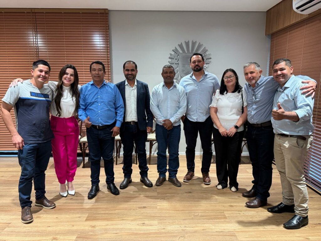 Prefeito Hélio Acosta, vice Alfredo e vereadores viabilizam R$ 13 milhões de investimentos do Governo do Estado para Paranhos Prefeito Hélio Acosta, vice Alfredo e vereadores viabilizam R$ 13 milhões de investimentos do Governo do Estado para Paranhos