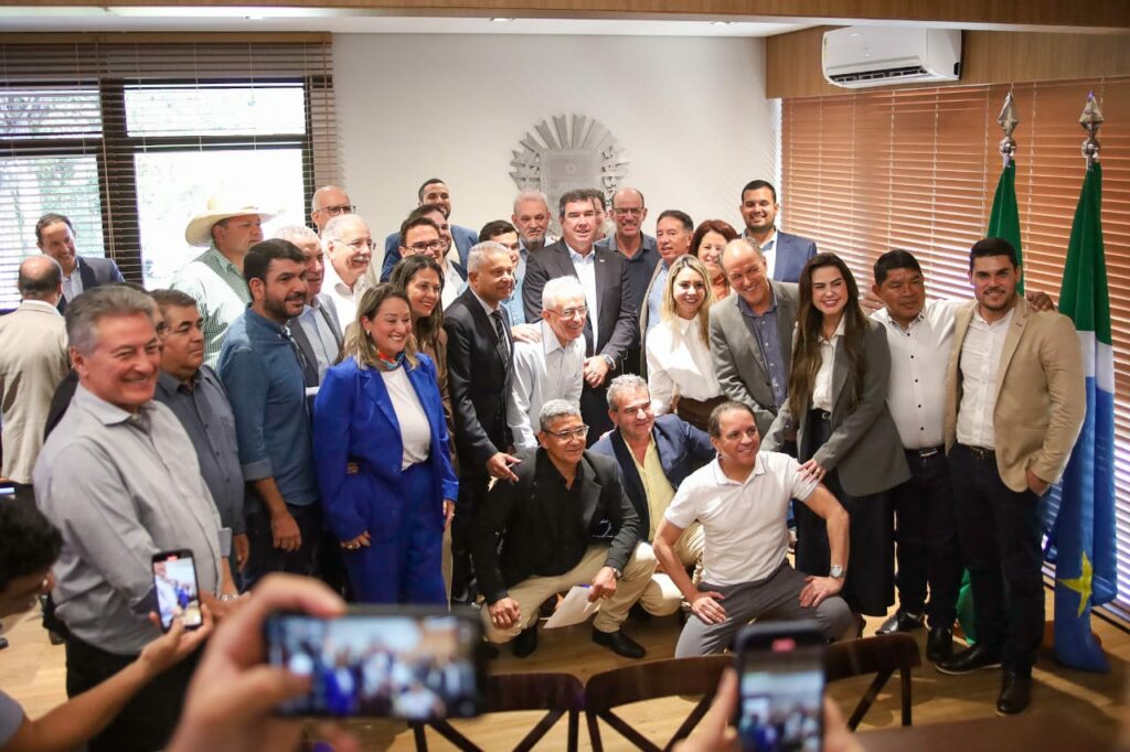 Lígia Borges agradece pessoalmente a Geraldo Resende, Dr. Luiz Ovando e Paulo Corrêa por recursos destinados à Amambai Lígia Borges agradece pessoalmente a Geraldo Resende, Dr. Luiz Ovando e Paulo Corrêa por recursos destinados à Amambai