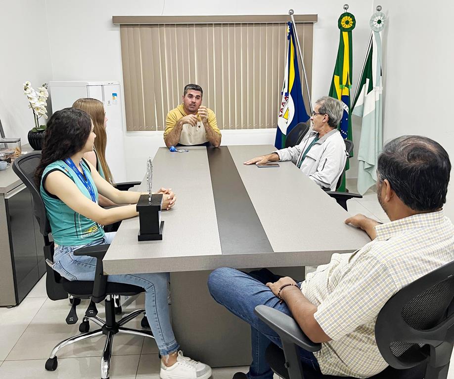 Prefeito Hélio Acosta recebe dupla paranhense vice-campeã estadual de vôlei de praia