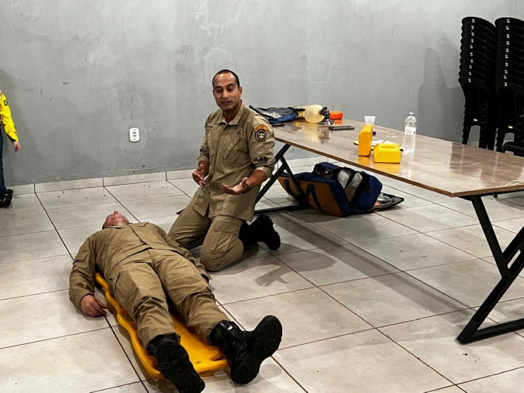 Trilheiros do Tatu Peba recebem treinamento de primeiros socorros com o Corpo de Bombeiros Trilheiros do Tatu Peba recebem treinamento de primeiros socorros com o Corpo de Bombeiros