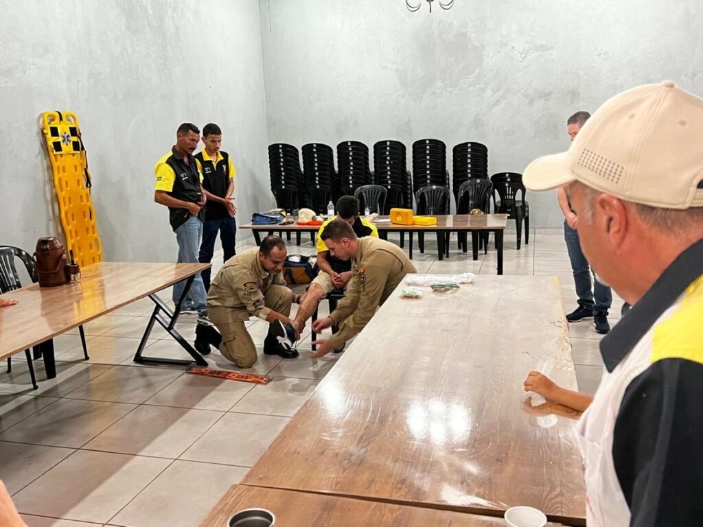 Trilheiros do Tatu Peba recebem treinamento de primeiros socorros com o Corpo de Bombeiros Trilheiros do Tatu Peba recebem treinamento de primeiros socorros com o Corpo de Bombeiros