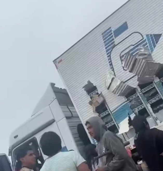 Vídeos flagram índios saqueando carga de caminhão em MT; assista