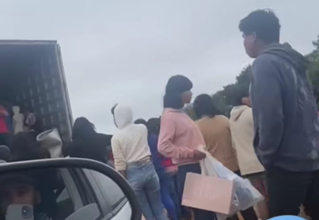 Vídeos flagram índios saqueando carga de caminhão em MT; assista