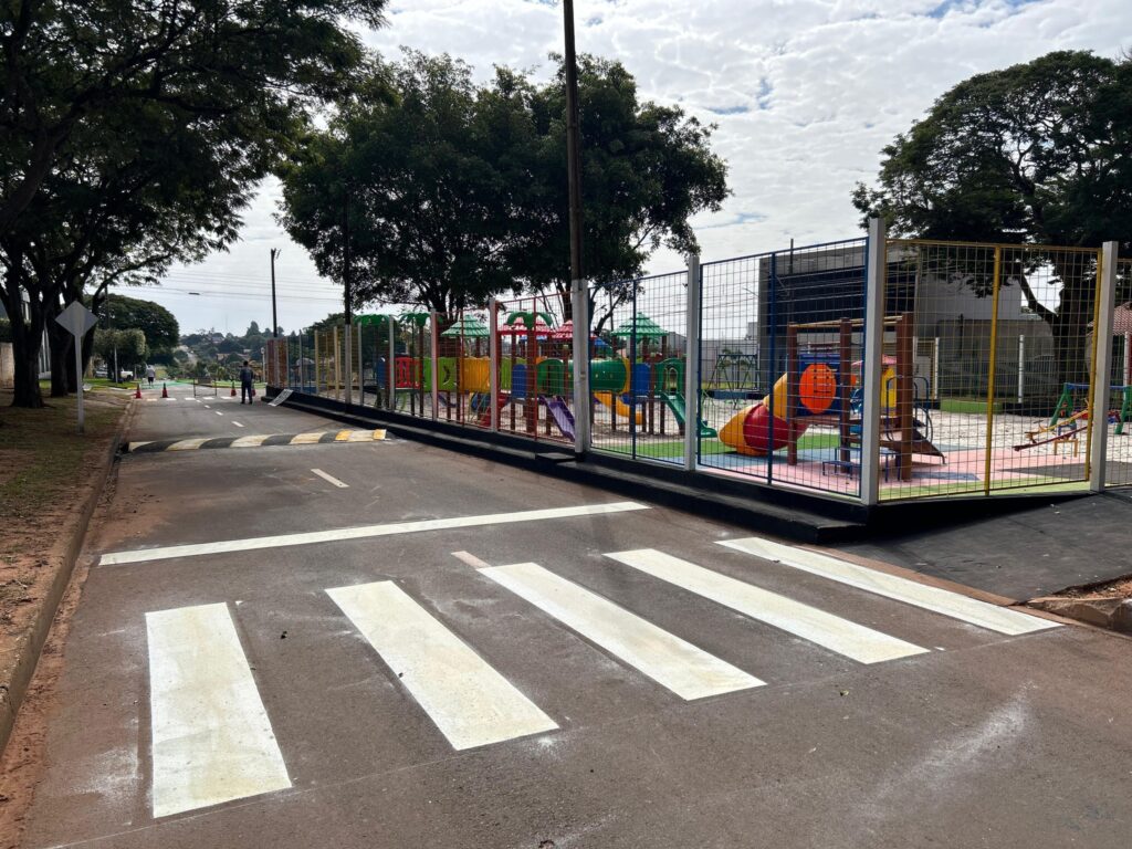 Governo de Mundo Novo implanta redutores de velocidade na Avenida Castelo Branco, próximo ao Parque Infantil Lavínia Veiga