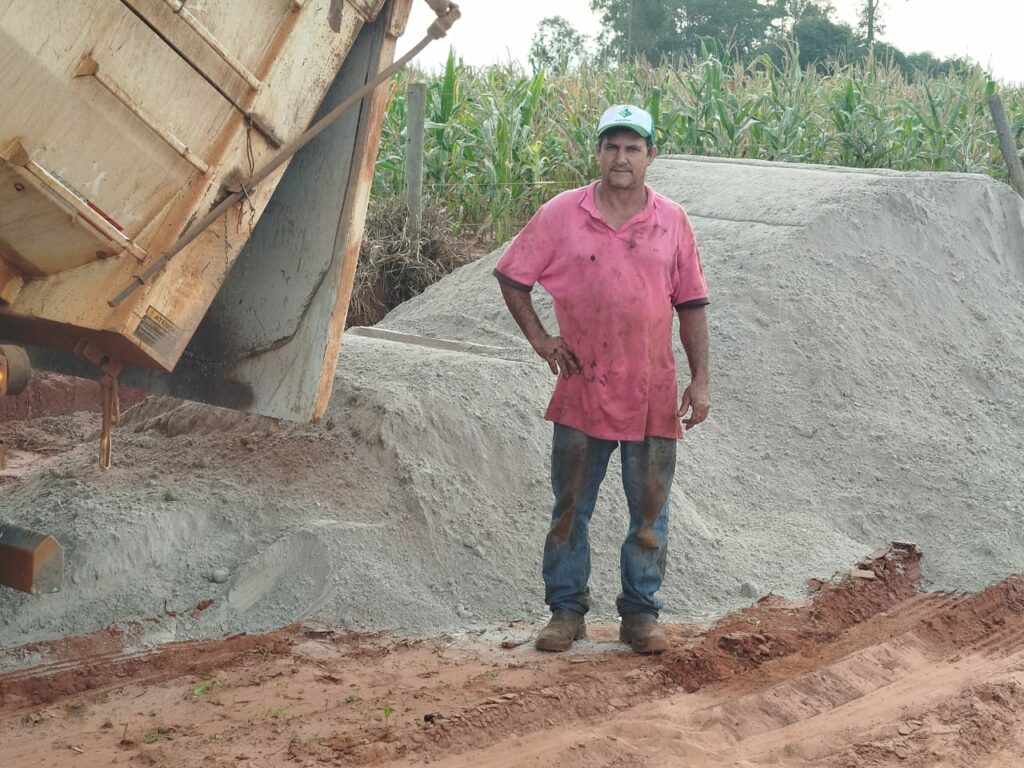 Itaquiraí: Prefeitura entrega 495 toneladas de calcário a produtores da agricultura familiar Itaquiraí: Prefeitura entrega 495 toneladas de calcário a produtores da agricultura familiar