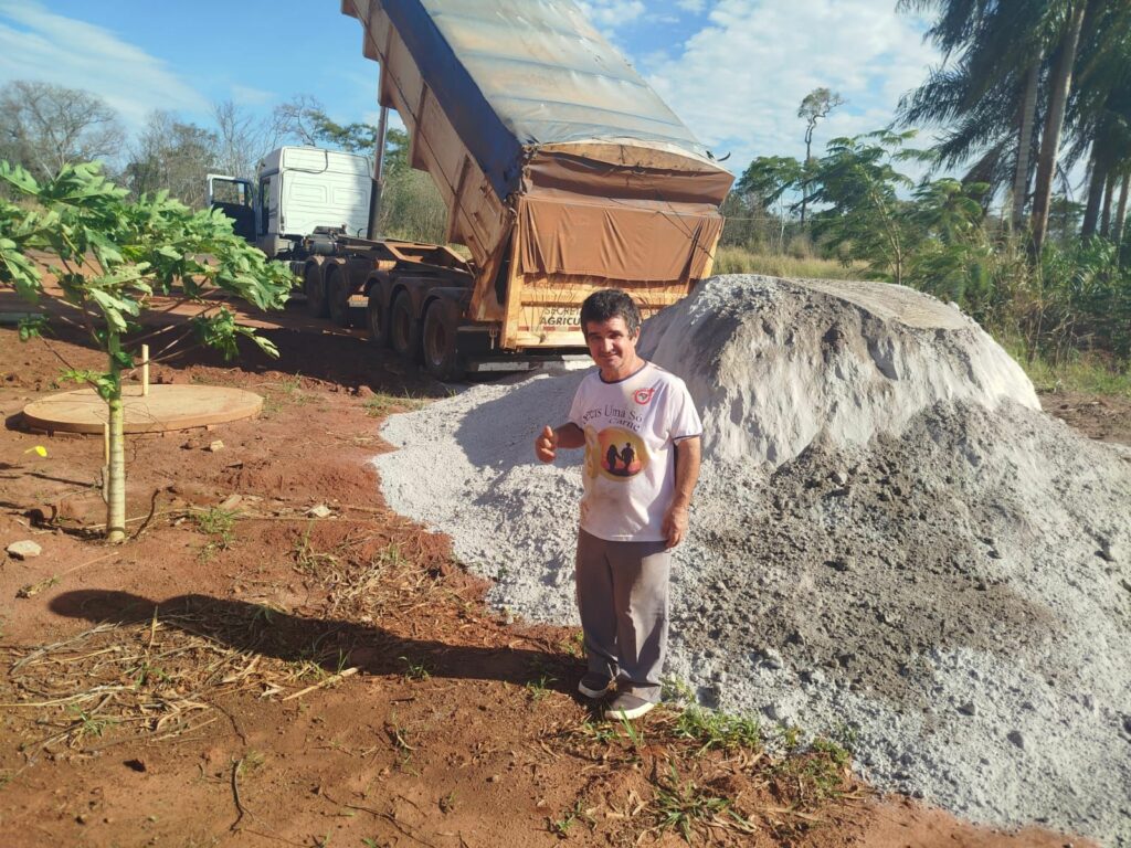 Itaquiraí: Prefeitura entrega 495 toneladas de calcário a produtores da agricultura familiar Itaquiraí: Prefeitura entrega 495 toneladas de calcário a produtores da agricultura familiar
