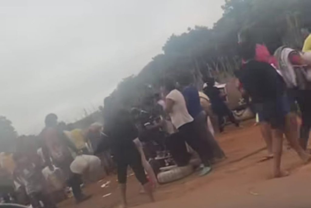Vídeos flagram índios saqueando carga de caminhão em MT; assista