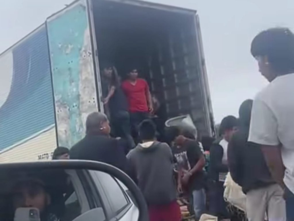 Vídeos flagram índios saqueando carga de caminhão em MT; assista