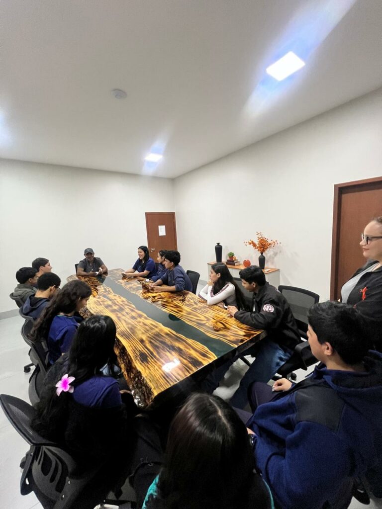 Paranhos: Alunos da Escola Estadual Santiago Benites visitaram a Câmara Municipal Paranhos: Alunos da Escola Estadual Santiago Benites visitaram a Câmara Municipal