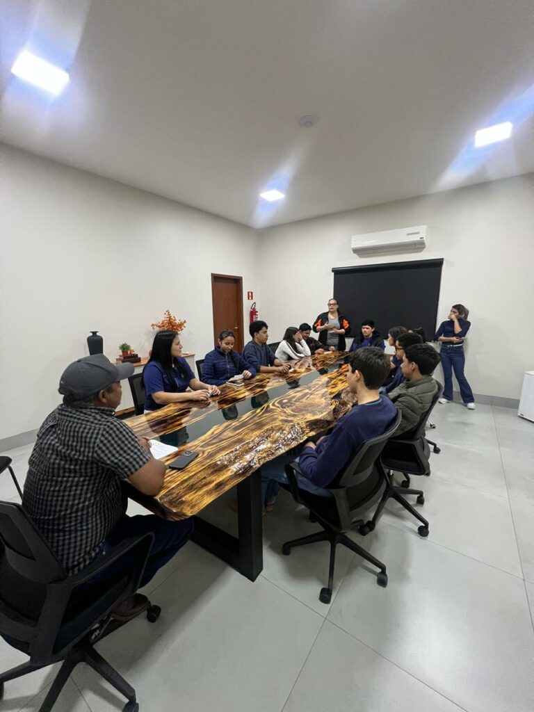 Paranhos: Alunos da Escola Estadual Santiago Benites visitaram a Câmara Municipal Paranhos: Alunos da Escola Estadual Santiago Benites visitaram a Câmara Municipal