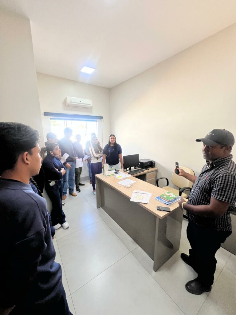 Paranhos: Alunos da Escola Estadual Santiago Benites visitaram a Câmara Municipal Paranhos: Alunos da Escola Estadual Santiago Benites visitaram a Câmara Municipal