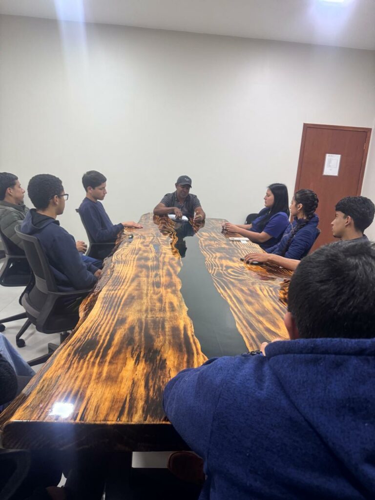 Paranhos: Alunos da Escola Estadual Santiago Benites visitaram a Câmara Municipal Paranhos: Alunos da Escola Estadual Santiago Benites visitaram a Câmara Municipal