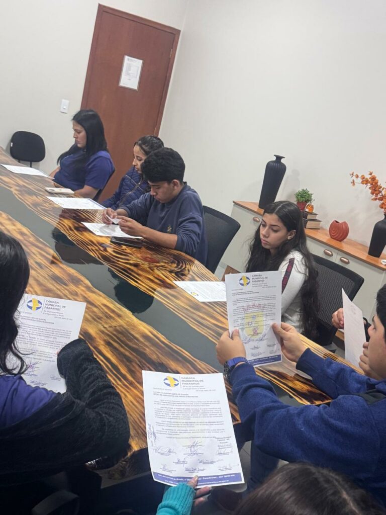 Paranhos: Alunos da Escola Estadual Santiago Benites visitaram a Câmara Municipal Paranhos: Alunos da Escola Estadual Santiago Benites visitaram a Câmara Municipal