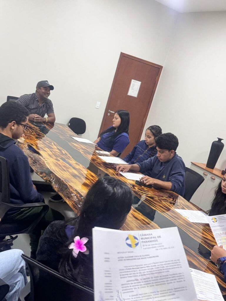 Paranhos: Alunos da Escola Estadual Santiago Benites visitaram a Câmara Municipal Paranhos: Alunos da Escola Estadual Santiago Benites visitaram a Câmara Municipal