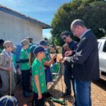 Escoteiros realizam ação ambiental no Parque Panduí em Amambai