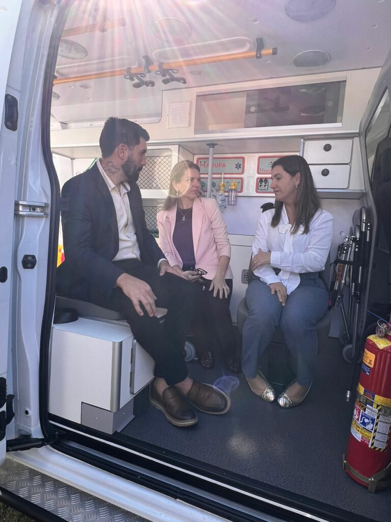 Vereadores da Câmara de Aral Moreira participam da entrega de dois novos veículos para a Saúde Vereadores da Câmara de Aral Moreira participam da entrega de dois novos veículos para a Saúde