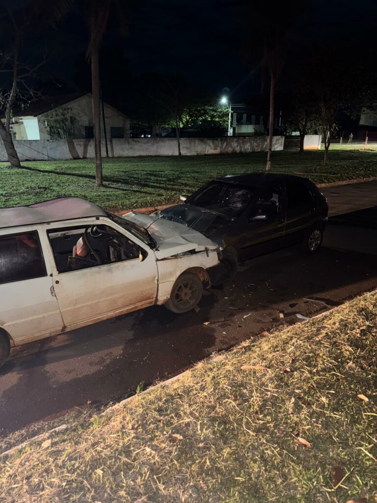 Colisão entre dois carros deixa duas pessoas feridas em Amambai Colisão entre dois carros deixa duas pessoas feridas em Amambai