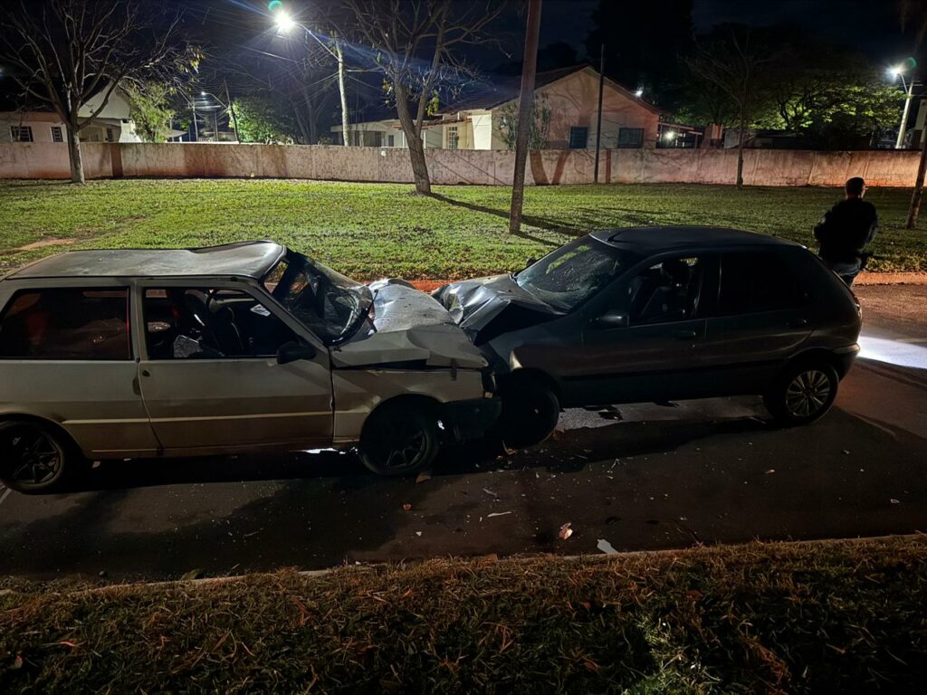 Colisão entre dois carros deixa duas pessoas feridas em Amambai Colisão entre dois carros deixa duas pessoas feridas em Amambai