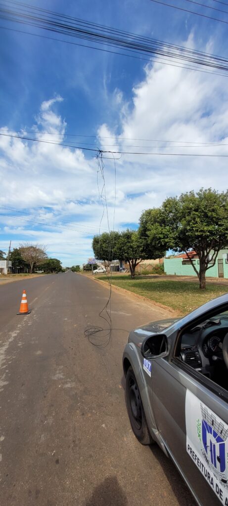 DETRAT age rápido e libera via após dois caminhões colidirem com fiação de internet em Amambai