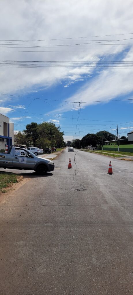 DETRAT age rápido e libera via após dois caminhões colidirem com fiação de internet em Amambai