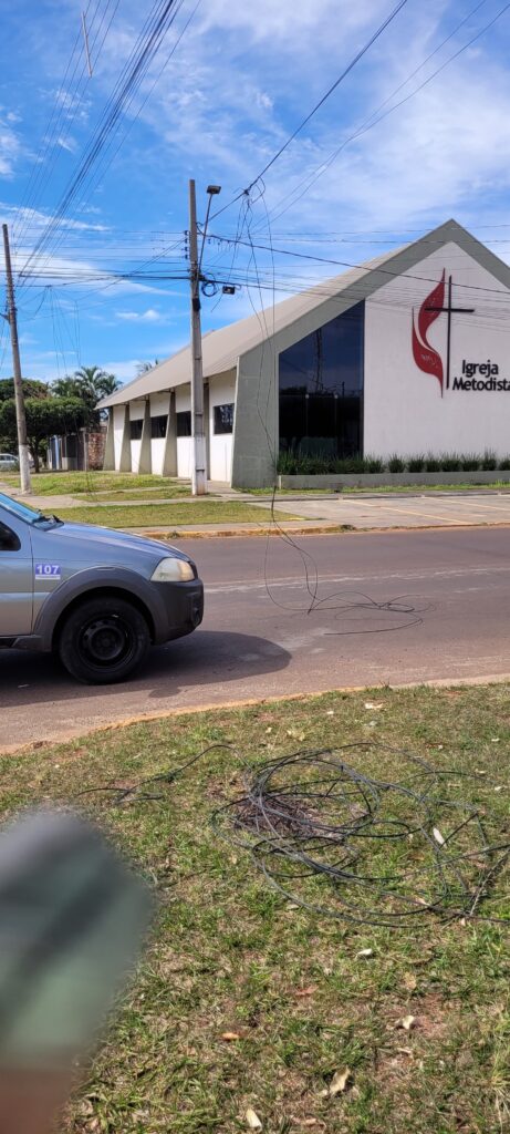 DETRAT age rápido e libera via após dois caminhões colidirem com fiação de internet em Amambai